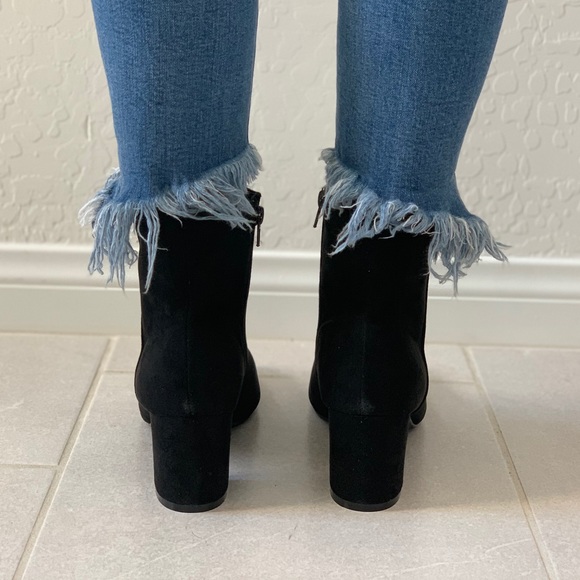 NIB Black Kitten Block Heel Ankle Chelsea Booties - Picture 4 of 8